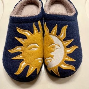 `Women’s L.L. Bean Sun and Moon Slippers. Size 10 EUC